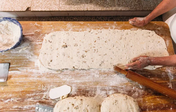 Erkek baker ekmek hazırlar. Un ile hamur yoğurma Baker. Ekmek yapma. Rustik ve geleneksel tarzı fırın.