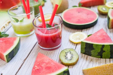 Meyve deseni. Renkli taze meyve ve tatlılar beyaz masada. Düz yatıyordu, en iyi görünümü