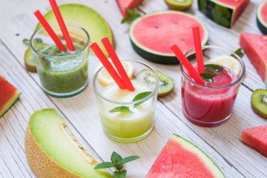 Meyve deseni. Renkli taze meyve ve tatlılar beyaz masada. Düz yatıyordu, en iyi görünümü