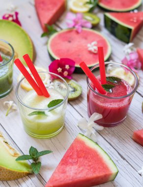 Meyve deseni. Renkli taze meyve ve tatlılar beyaz masada. Düz yatıyordu, en iyi görünümü