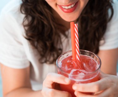 Kırpma kadın yakın bir taze ve sağlıklı karpuz yüzlü içme kadar. 