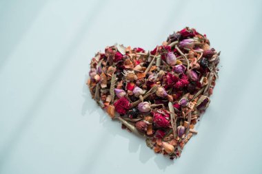 Çiçekler ve beyaz arka plan üzerinde izole çay Sevgililer günü kalp şekli yapılır.