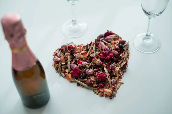 Valentinstag Herzform Aus Blumen Gläsern Und Champagner Ein Besonderes Datum — Stockfoto