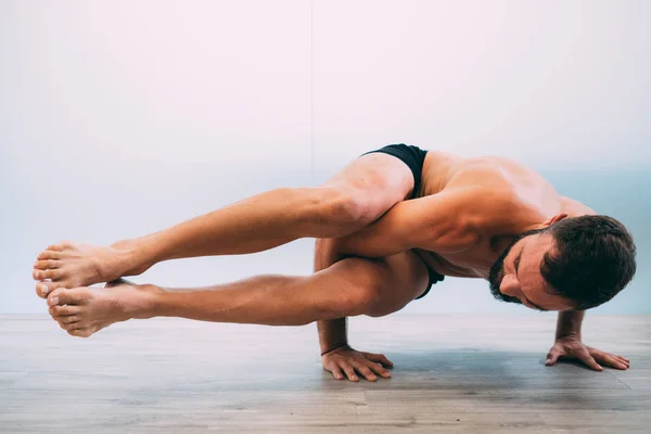 Yoga Hombre Joven Haciendo Ejercicio Yoga Aislado Sobre Fondo Blanco — Foto de Stock