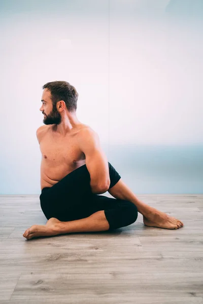 Yoga Hombre Joven Haciendo Ejercicio Yoga Aislado Sobre Fondo Blanco — Foto de Stock