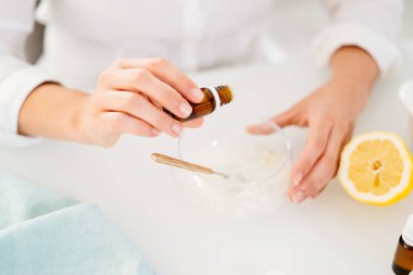Kadın bir aloe vera jel tarifi esansları ile hazırlanıyor. Sağlıklı, doğal ve kozmetik kavramı