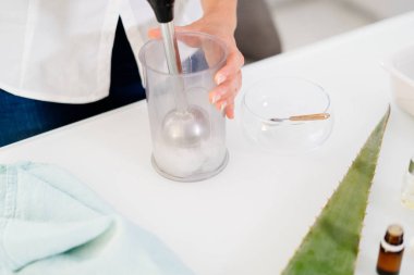 Kadın bir aloe vera jel tarifi esansları ile hazırlanıyor. Sağlıklı, doğal ve kozmetik kavramı