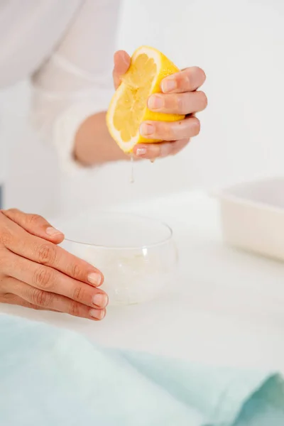 Kvinna Som Förbereder Aloe Vera Gel Recept Med Essenser Friska — Stockfoto