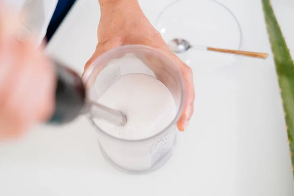 Mujer Preparando Una Receta Gel Aloe Vera Con Esencias Concepto —  Fotos de Stock