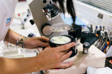 Ölçme ve gözlük optik mağaza en son dijital aygıt üzerindeki hazırlama kadın gözlükçü. Profesyonel Oftalmoloji enstrüman klinik ofis ve optik