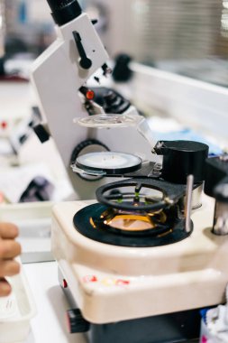 Ölçme ve gözlük optik mağaza en son dijital aygıt üzerindeki hazırlama kadın gözlükçü. Profesyonel Oftalmoloji enstrüman klinik ofis ve optik