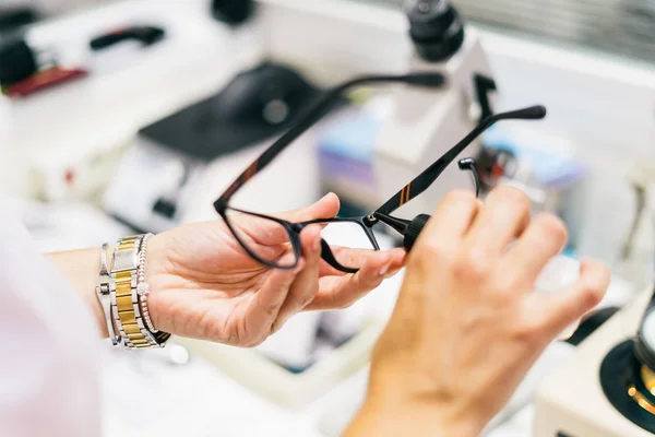 Óptica Femenina Que Mide Prepara Gafas Último Dispositivo Digital Tienda — Foto de Stock
