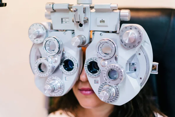 Mujer Sonriente Haciendo Medición Vista Con Phoropter Óptico — Foto de Stock