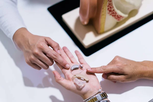 Primo Piano Del Medico Femminile Che Mostra Apparecchio Acustico Paziente — Foto Stock