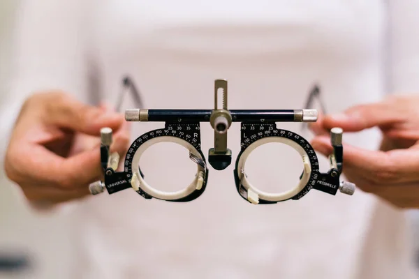 Manos Del Médico Sosteniendo Marco Ensayo Optometrista Paciente Comprobar Concepto — Foto de Stock