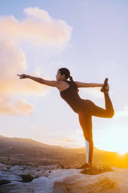 Pratik yoga sahilde muhteşem genç kadın portresi