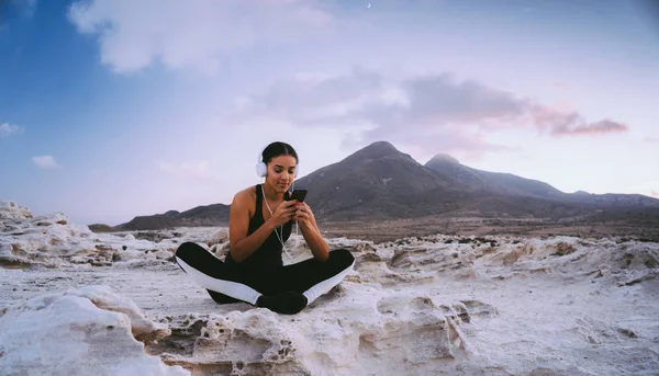 Jovem Menina Bonita Ouvir Música Com Fones Ouvido Natureza — Fotografia de Stock