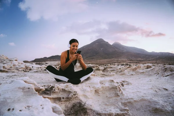 Jovem Menina Bonita Ouvir Música Com Fones Ouvido Natureza — Fotografia de Stock