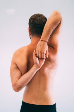 Yoga. Beyaz bir arka plan üzerinde izole yoga egzersiz yaparak genç adam. Yogi ana iş günü beyaz kentsel stüdyo. Yoga yaşam tarzı sağlıklı kavramı.