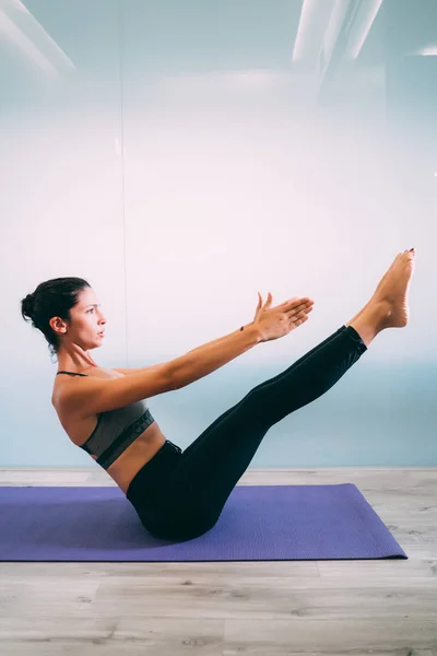 Mujer Joven Deportista Atractiva Practicando Yoga Pilates Haciendo Ejercicio Del — Foto de Stock