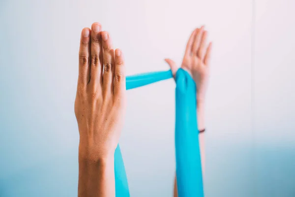 Woman Hands Resistance Bands Elastic Doing Exercise White Urban Studio — Stock Photo, Image