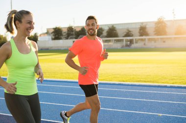 Çift mavi yarış pistinde çalıştıran atletik koşucu. Spor.
