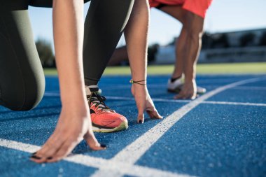 Başlama pozisyonu bir yarış başlamak için hazır, atlet çift. Taslakları yarış pisti üzerinde yarış için hazır. Kadın adama karşı.
