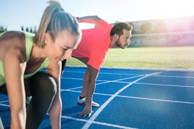 Başlama pozisyonu bir yarış başlamak için hazır, atlet çift. Taslakları yarış pisti üzerinde yarış için hazır. Kadın adama karşı.