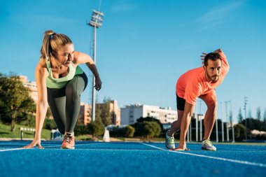 Başlama pozisyonu bir yarış başlamak için hazır, atlet çift. Taslakları yarış pisti üzerinde yarış için hazır. Kadın adama karşı.