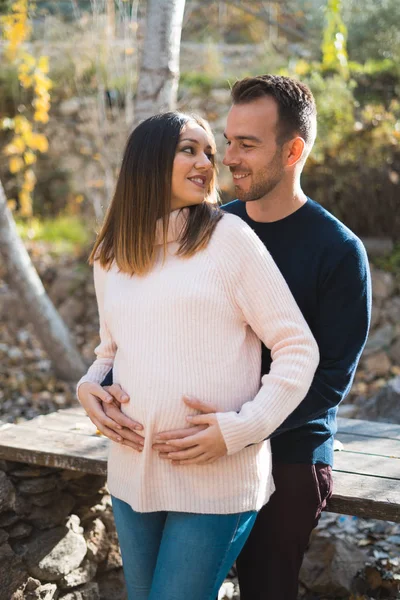 Junges Paar Erwartet Baby Lächelt Und Umarmt Ihren Bauch — Stockfoto