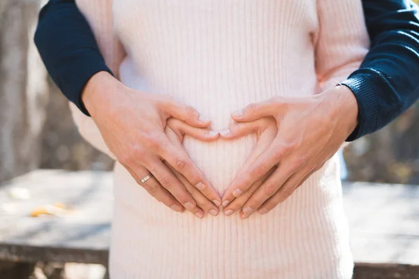 Abgeschnittenes Bild Der Schönen Schwangeren Frau Und Ihres Hübschen Mannes — Stockfoto