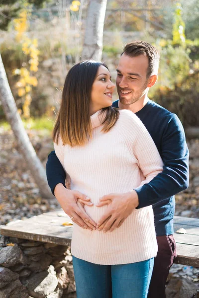 Schöne Schwangere Frau Und Ihr Schöner Mann Umarmen Und Machen — Stockfoto
