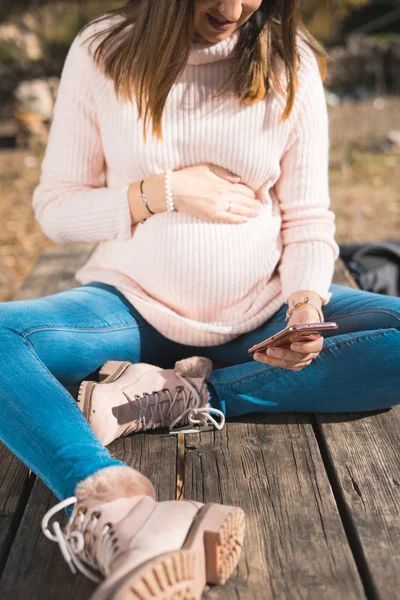 Schwangerschaft Mutterschaft Technologie Menschen Und Erwartungskonzept Glückliche Schwangere Mit Smartphone — Stockfoto