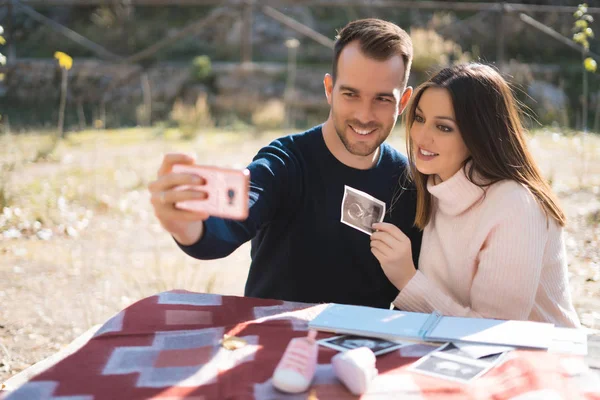 Schwangere Und Ihr Mann Machen Draußen Ein Selfie Mit Ultraschallbild — Stockfoto