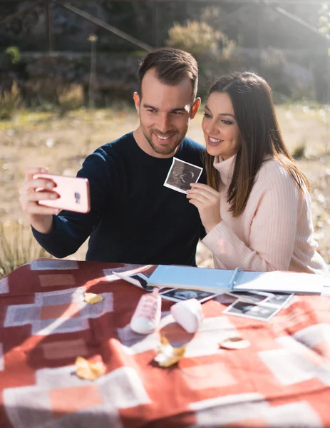 Gravid Kvinna Och Hennes Man Gör Selfie Med Ultraljudsbilden Utanför — Stockfoto