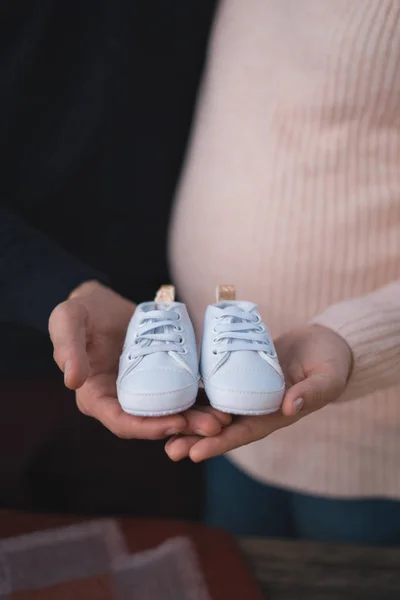 Mann Und Schwangere Frau Mit Babyschuhen Nahaufnahme — Stockfoto