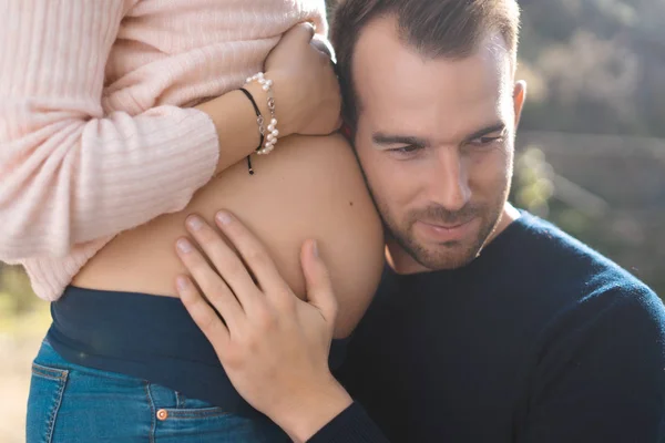 Schöner Mann Hört Auf Den Bauch Seiner Schönen Schwangeren Frau — Stockfoto