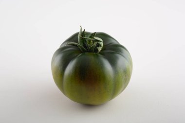 yeşil beyaz arka plan üzerinde Raf domates izole. Kırpma yoluyla. Tam alan derinliği.