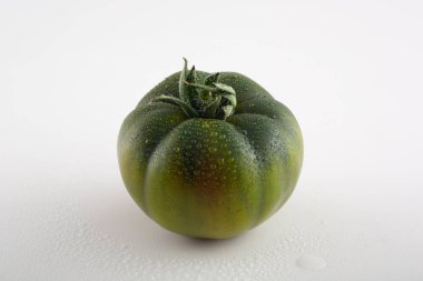 Beyaz izole domates. Domates damla ile. Tam alan derinliği.