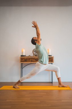 Yoga. Yoga egzersiz yaparak genç adam. Yoga yaşam tarzı sağlıklı kavramı.