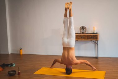 Yoga. Yoga egzersiz yaparak genç adam. Yoga yaşam tarzı sağlıklı kavramı.