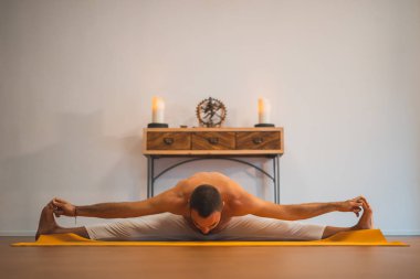 Yoga. Yoga egzersiz yaparak genç adam. Yoga yaşam tarzı sağlıklı kavramı.