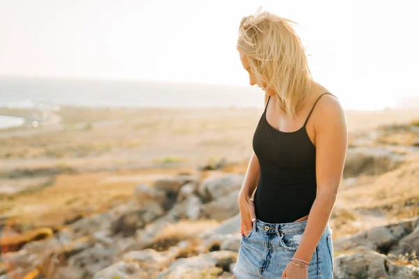 Mode Porträtt Ganska Avslappnad Kvinna Med Jeans Stranden Vid Solnedgången — Stockfoto