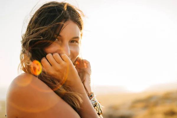 Retrato Moda Mulher Muito Relaxada Com Jeans Praia Pôr Sol — Fotografia de Stock