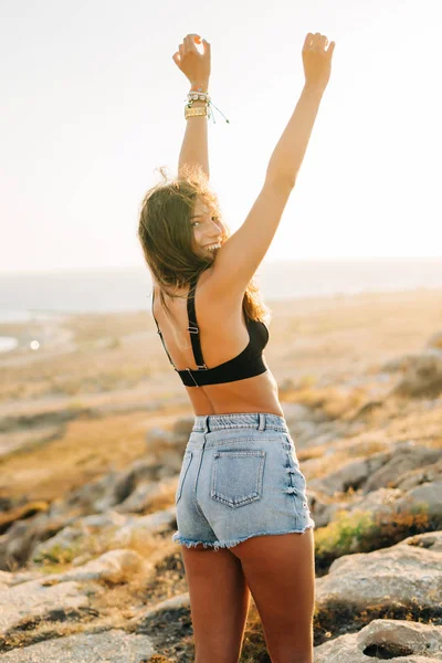 Ritratto Moda Donna Piuttosto Rilassata Con Jeans Sulla Spiaggia Tramonto — Foto Stock