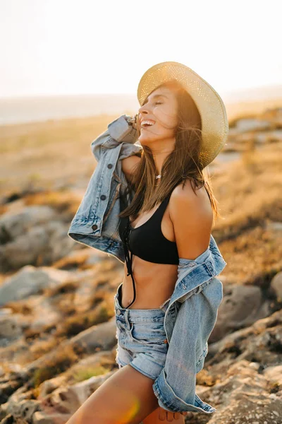 Retrato Moda Mulher Bonita Com Chapéu Jeans Praia Pôr Sol — Fotografia de Stock