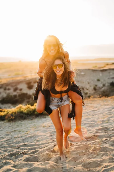 Donne Felici Che Portano Suo Amico Sorridente Sulla Spiaggia Paradisiaca — Foto Stock