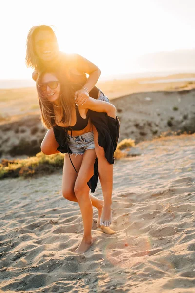 Des Femmes Heureuses Portant Son Amie Souriante Sur Dos Plage — Photo