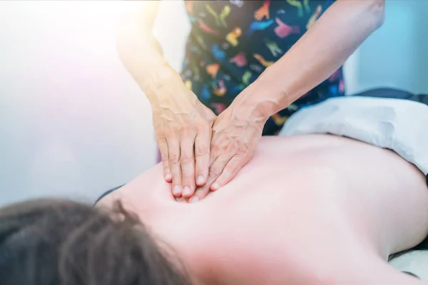 Physiotherapeut Massiert Rücken Und Schulter Der Frau Gegen Linsenschlag — Stockfoto
