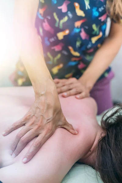 Physiotherapeut Massiert Rücken Und Schulter Der Frau Gegen Linsenschlag — Stockfoto